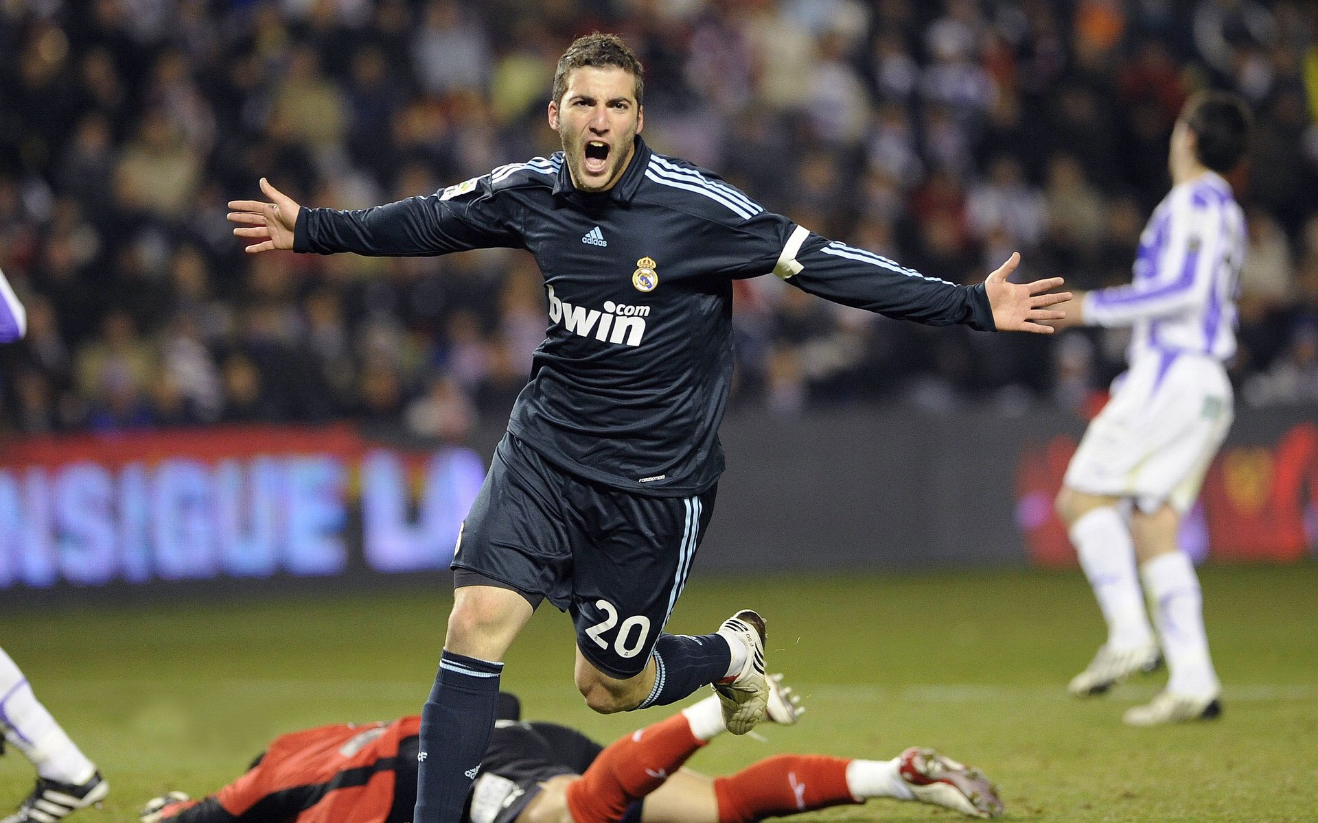 开云体育软件-欧冠奖杯的故事:金光闪耀的荣耀象征,欧冠奖杯名字是什么